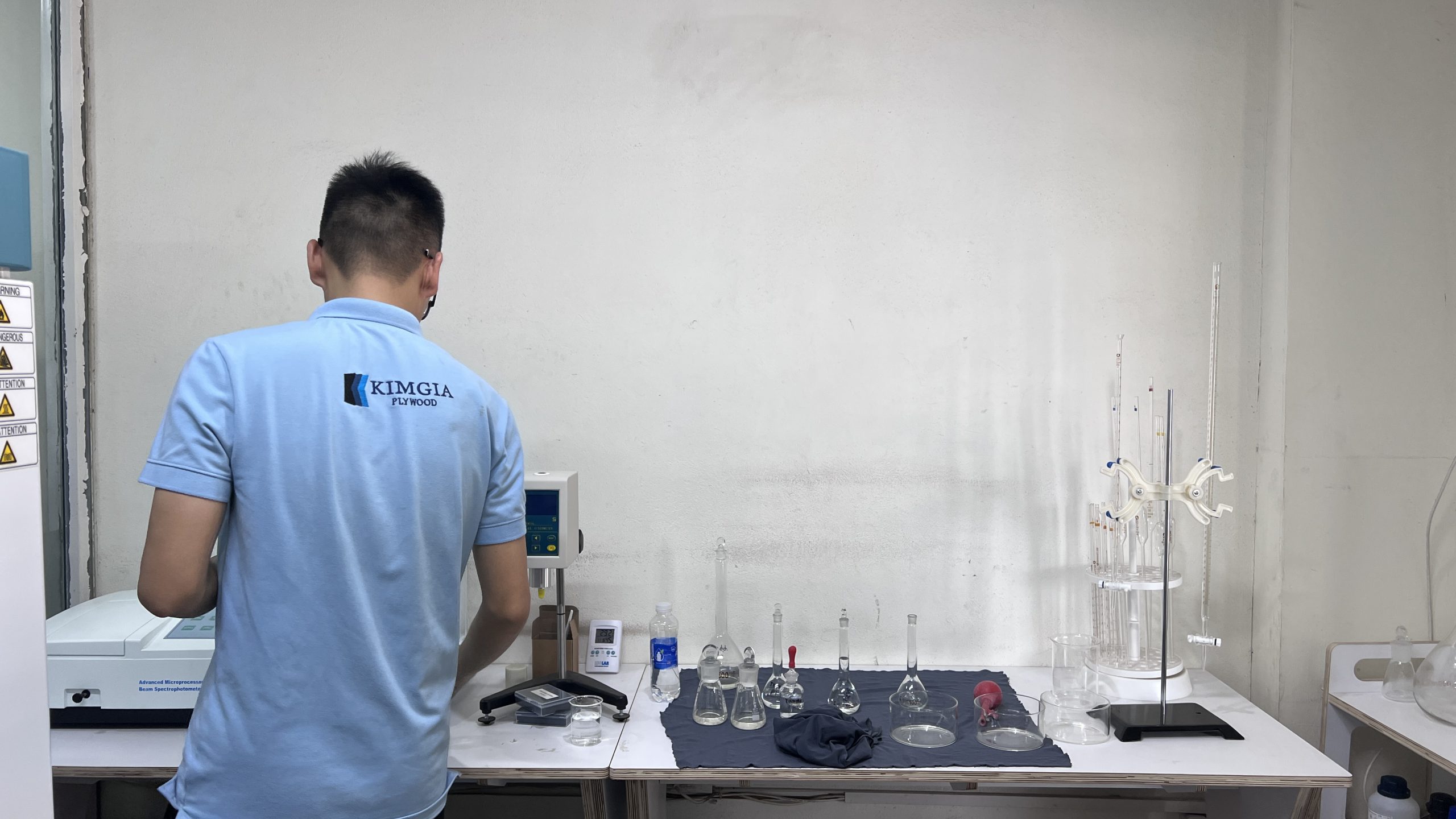 Technicians are manipulating the experimentation in the area of chemical analysis with optical measuring devices